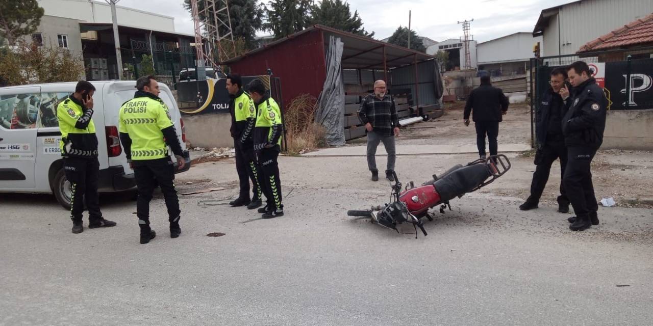 Burdur’da Motosikleti İle Yol Kenarındaki Kamyonete Çarpan Sürücü Yaralandı
