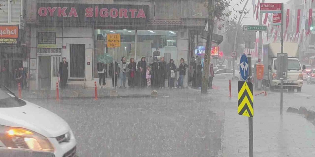 Sultangazi’de Kısa Süreli Yağış Etkili Oldu, Vatandaşlar Zor Anlar Yaşadı