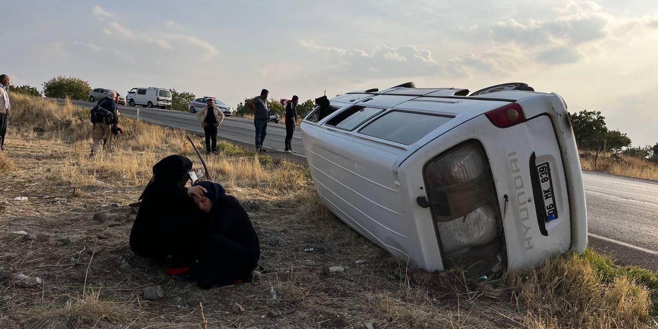 Tarım İşçilerini Taşıyan Minibüs Devrildi: 2 Yaralı