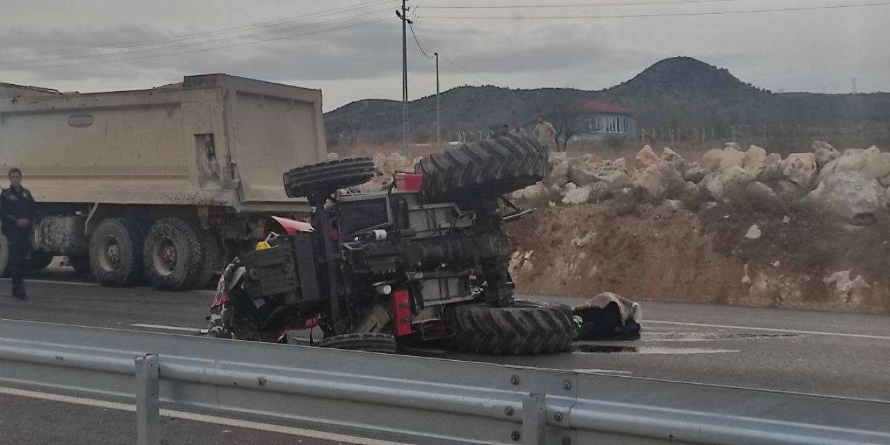 Tır Traktöre Çarptı: 2 Ölü, 1 Yaralı