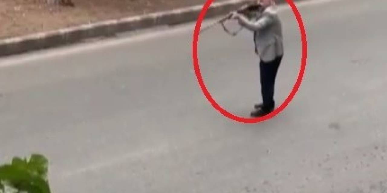 Elinde Av Tüfeğiyle Yolu Kapattı, Hakaretler Savurdu