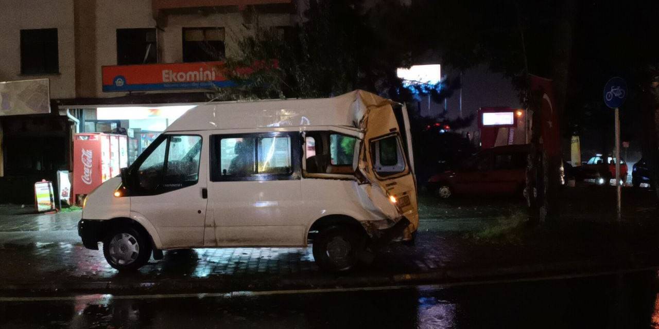 Trafik Işıklarında Duramayan Tır, Minibüse Çarptı