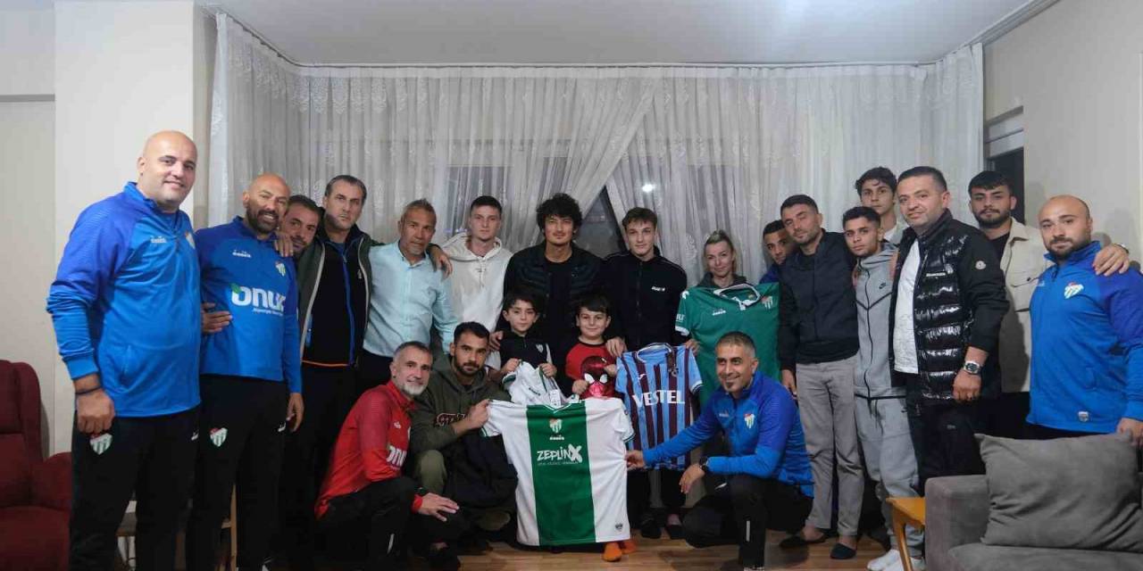 Bursaspor Kulübü, Yüzüne Biber Gazı Sıkılan Çocuğu Evinde Ziyaret Etti
