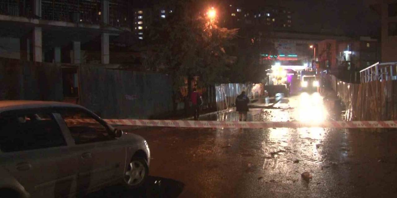 Çekmeköy’de Sağanak Nedeniyle 2 Araç Mahsur Kaldı