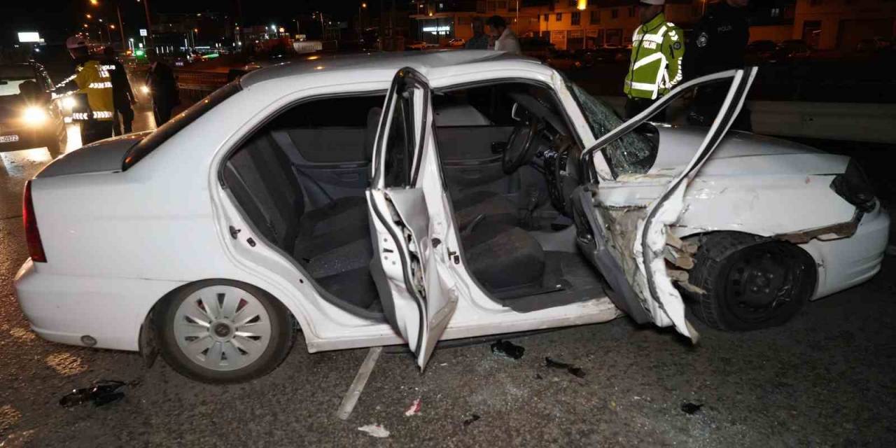 Kepçe İle 2 Otomobilin Karıştığı Kazada Araçlar Hurdaya Döndü: 4 Yaralı
