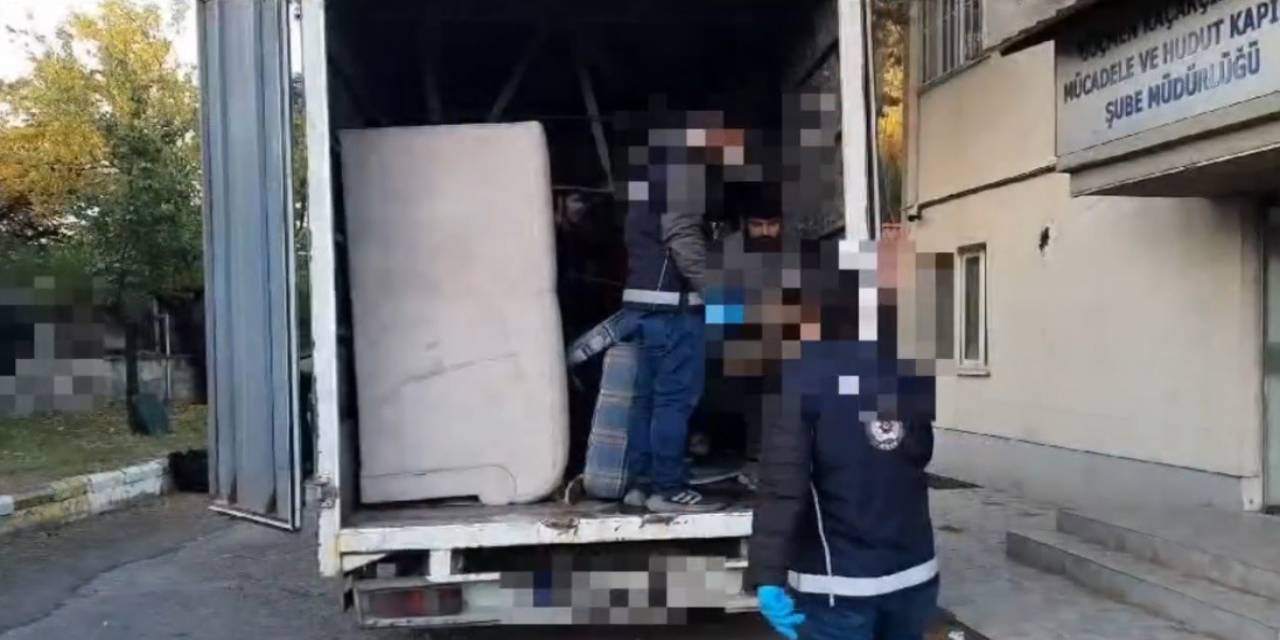 Evden Eve Taşımacılık Yapılan Kamyonette 25 Kaçak Göçmen Yakalandı