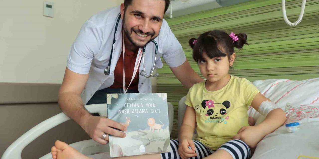 Çocuk Doktoru Yazdığı Hikaye Kitabını Servis Servis Gezerek Çocuklara Okuyor