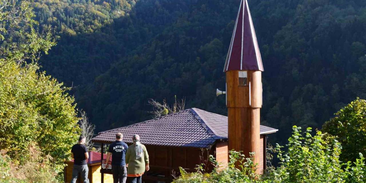 172 Yıllık Tarihi İremit Camii Ahşap Mimarisi Ve Rengarenk Motifleriyle Yıllara Meydan Okuyor