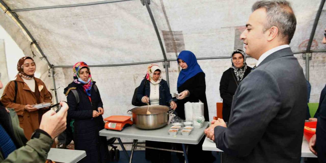 Ardahan’da Filistin’e Destek Çadırı Kuruldu