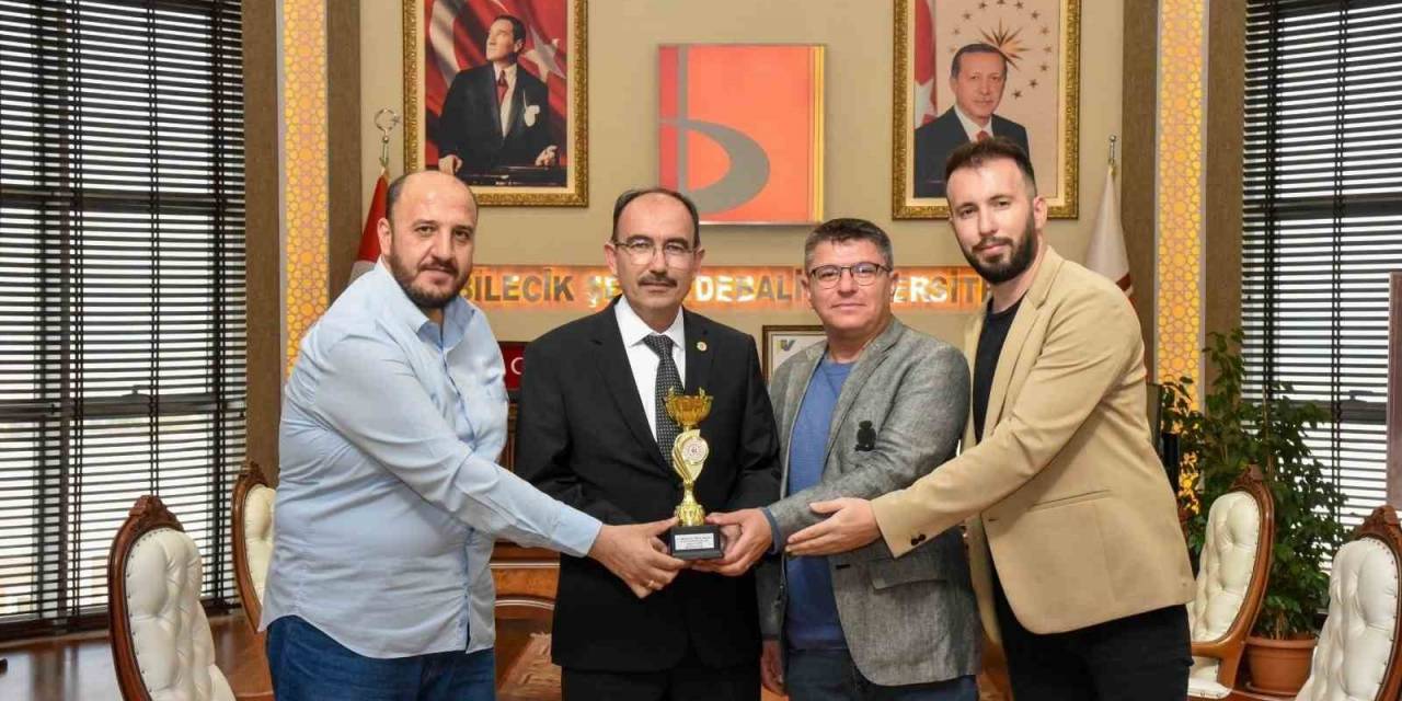 Şampiyonlar, Kupayı Rektöre Takdim Etti