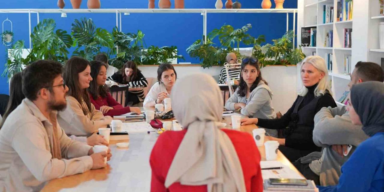 Gençlerle Oturup Kahve İçti, Sohbet Etti