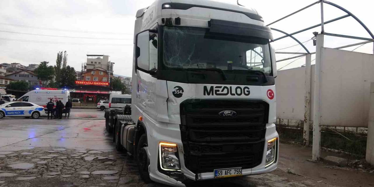 Tırın Belediye Otobüsüne Çarpması Güvenlik Kamerasına Yansıdı