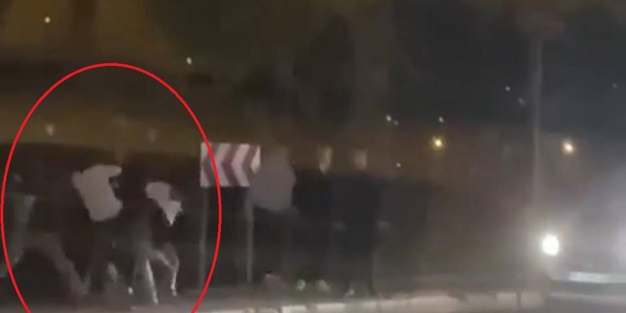 Bursa’da ‘Yan Bakma’ Kavgası Kamerada: Caddeyi Boks Ringine Çevirdiler