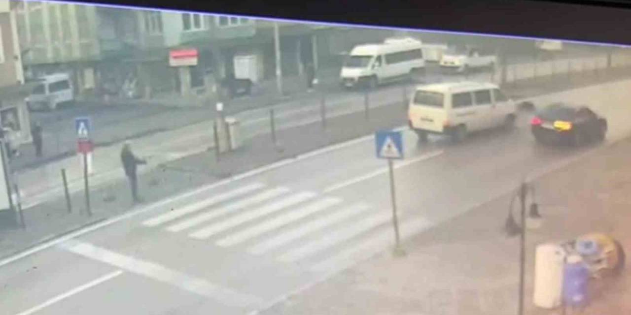Minibüsün Yayaya Çarptığı Anlar Güvenlik Kamerasına Yansıdı