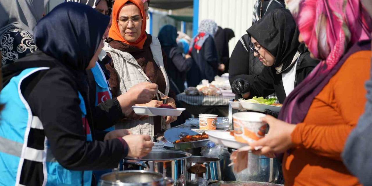 Depremzede Kadınlar El İşi Ürünlerini Satarak Filistin’e Destek Kampanyasına Katıldı