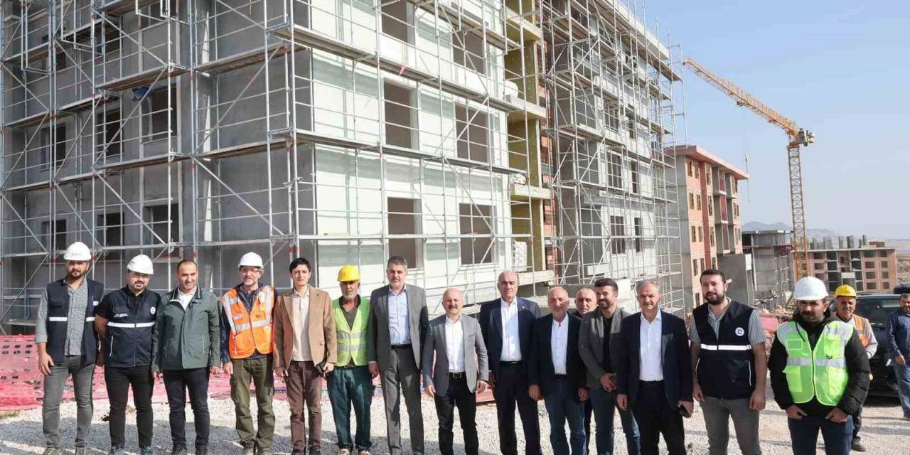 İl Protokolü Kalıcı Deprem Konutlarını İnceledi