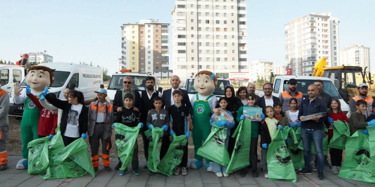 Bahçelievler’de Belediye Ve Öğrenciler Çöp Topladı