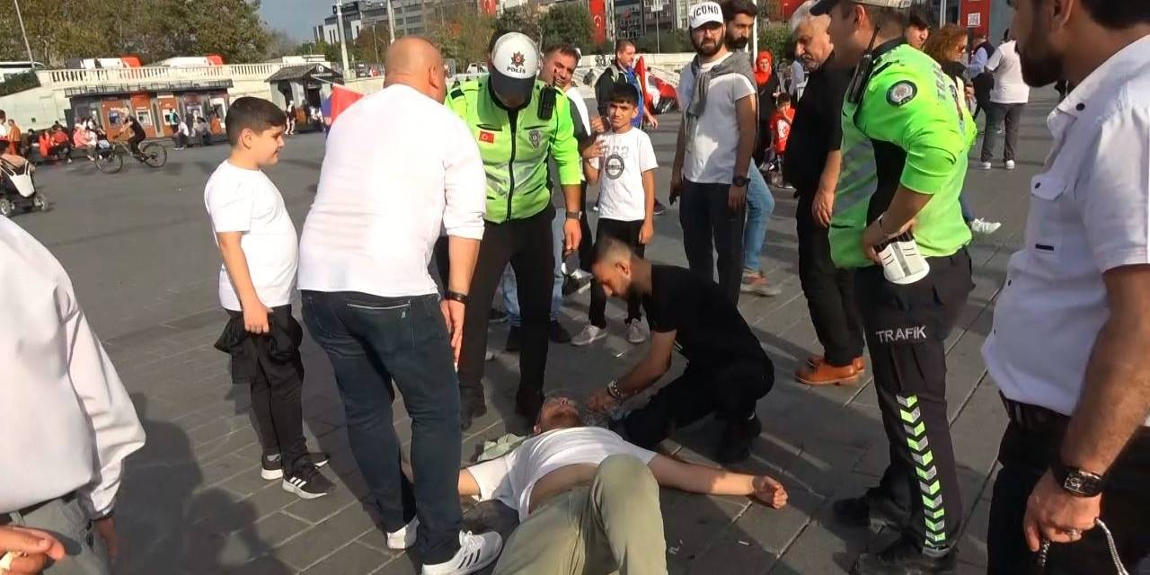 Taksim’de Trafik Polisi, Bayılan Vatandaşın Yanından Bir An Olsun Ayrılmadı