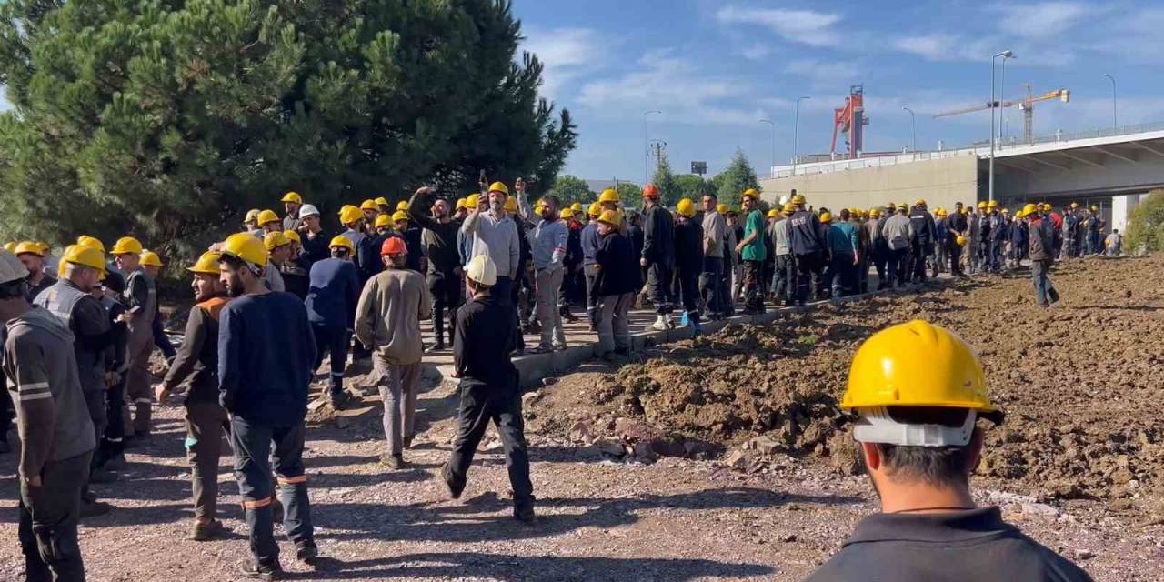 Yalova’da Tersanede Yemekleri Geç Geldiği İçin Cuma Namazını Kaçıran İşçilerden Protesto