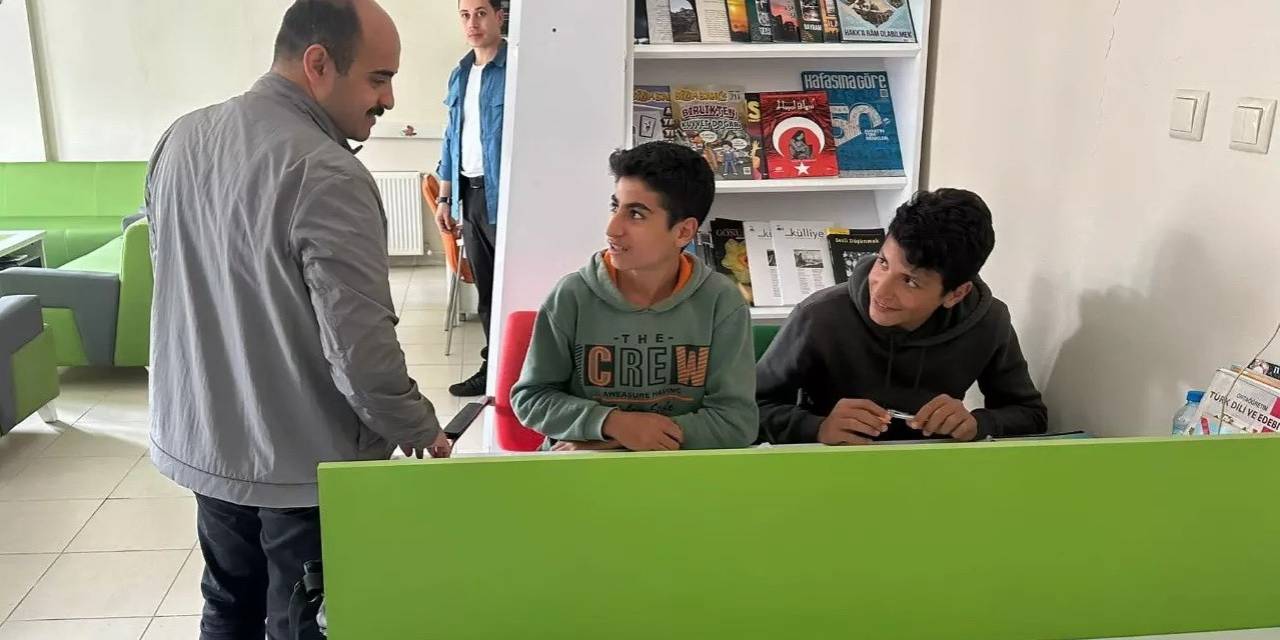 Kaymakam Altınsöz Öğrencilerle Kütüphanede Bir Araya Geldi