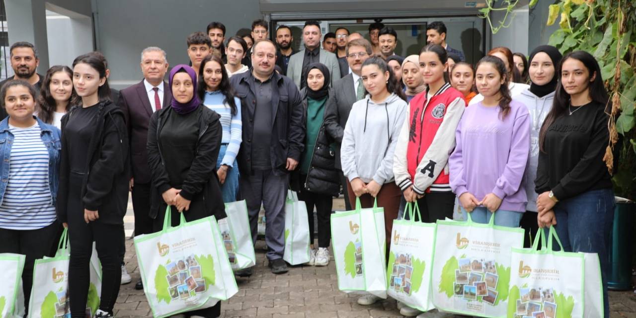 Viranşehir Belediyesinden Gençlere Kitap Seti Desteği