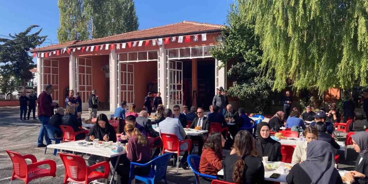 Trafik Kazasında Hayatını Kaybeden İtfaiye Eri Anısına Dua Edilip Yemek Dağıtıldı