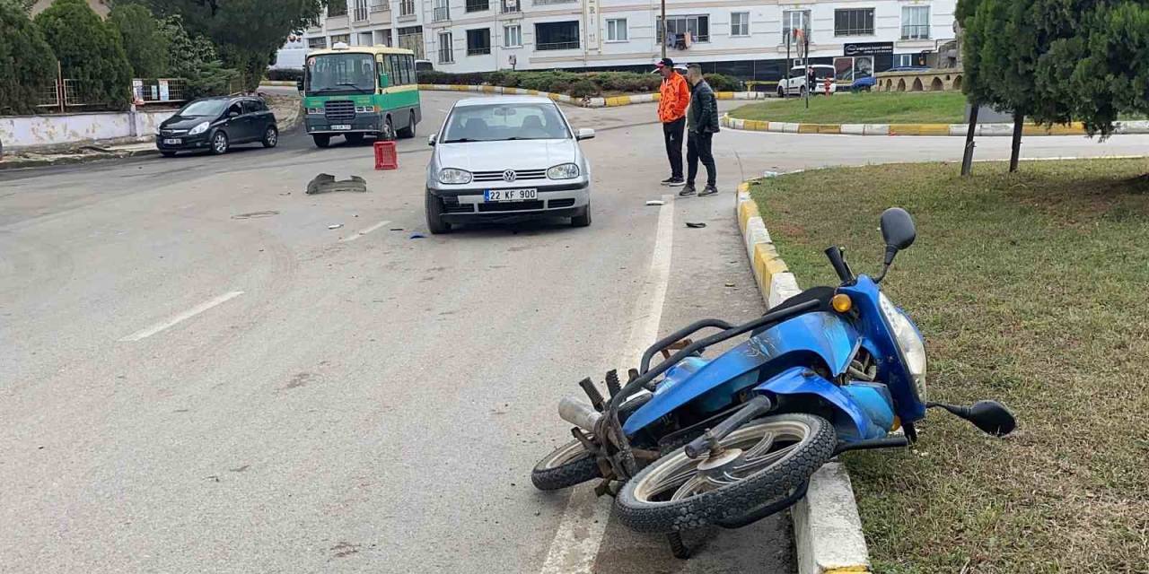 Uzunköprü’de Motosiklet Otomobile Çarptı: 1 Yaralı