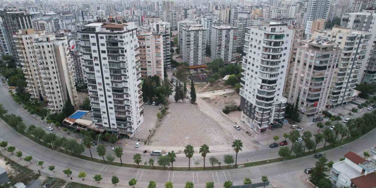 Adana’da Ağır Hasarlı Binalar Tehlike Saçıyor