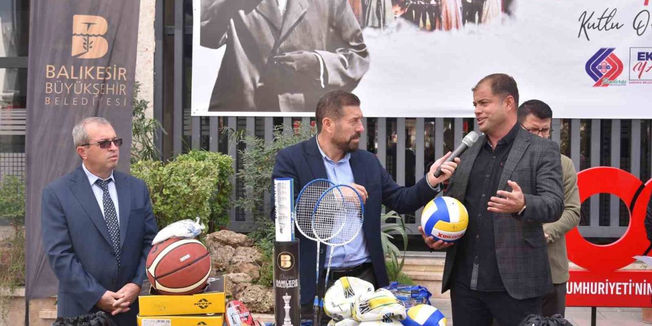 Sındırgı’da Okullara Spor Malzemesi Desteği