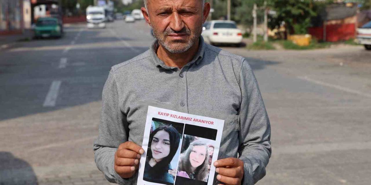 Elinde İlanla Sokak Sokak Kayıp Kızı Ve Arkadaşını Arıyor