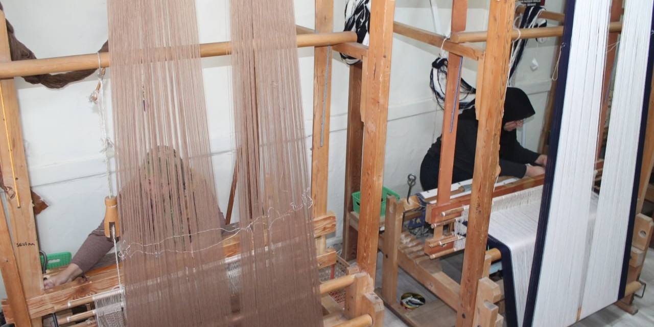 Hünerli Kadınlar Yöresel Ehramı Sobanın Başında Sıcak Ortamda Dokuyorlar