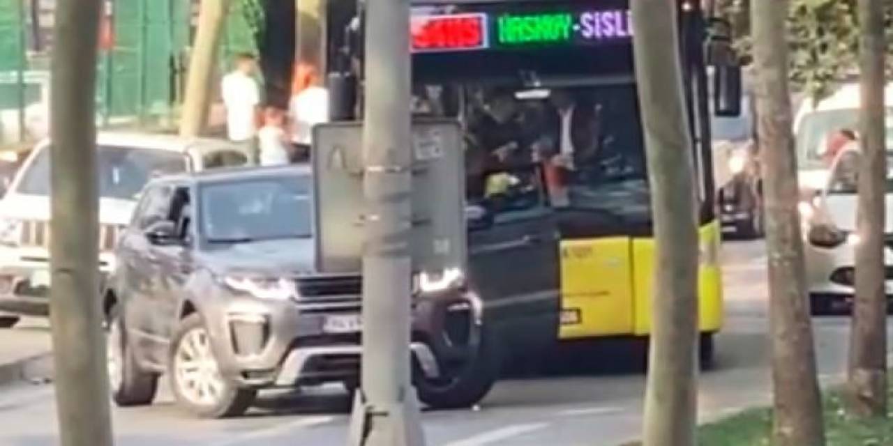 İett Otobüsünün Önünü Kesti, Hem Şoföre Hem Yolculara Dehşeti Yaşattı