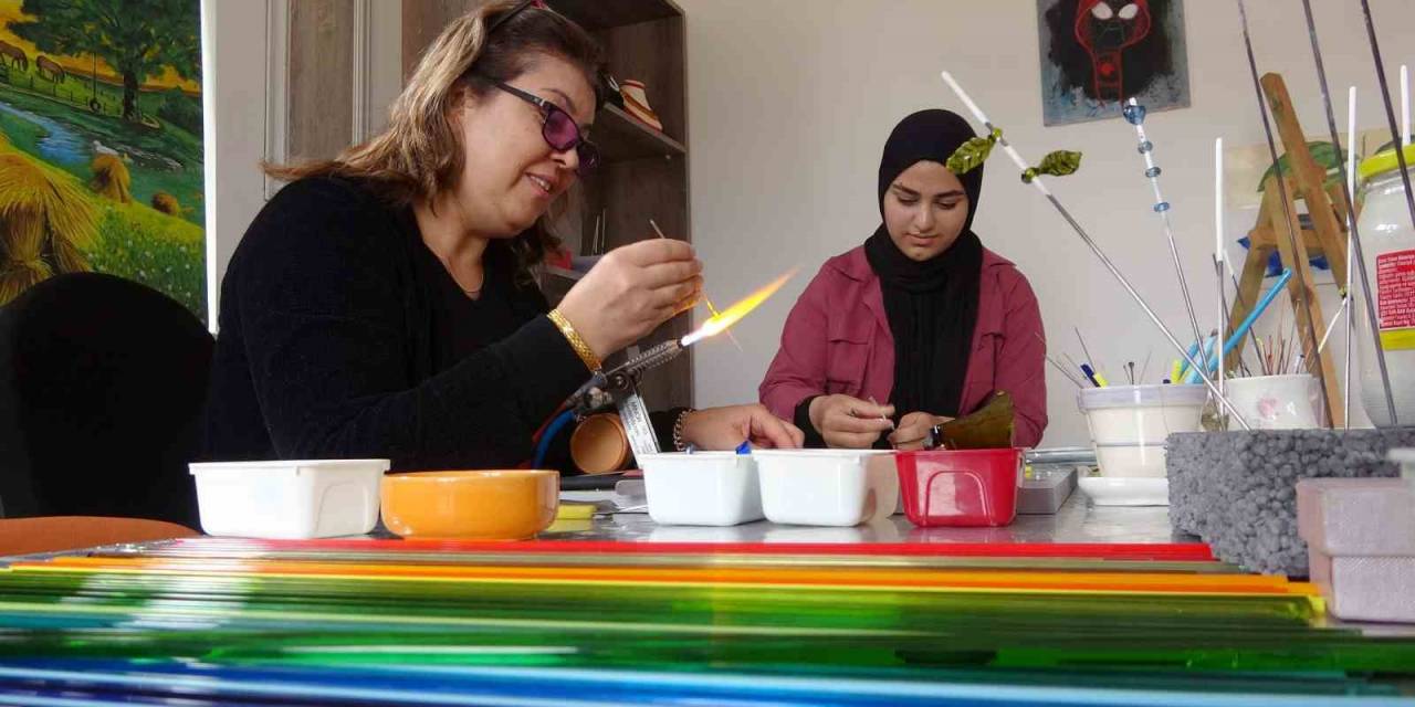 Atık Cam Şişeler, Kadınların Ellerinde Sanat Eserine Dönüşüyor