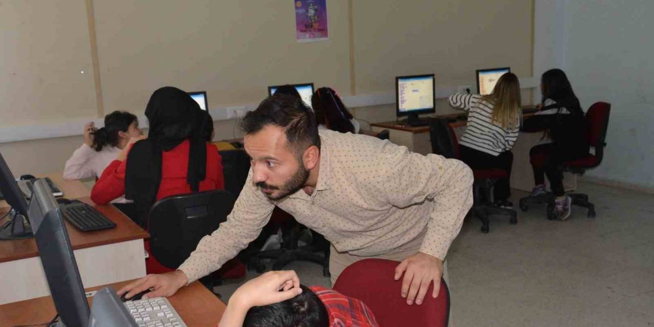 Robotik Kodlama İle Tanışma Günü Etkinliğinde Öğrencilere Bilgilendirmeler Yapıldı