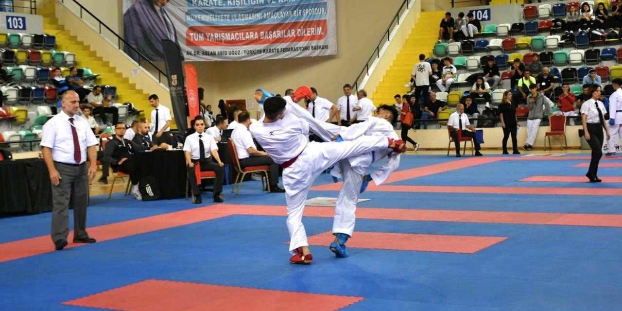 Genç Sporcular Tatami Minderinde