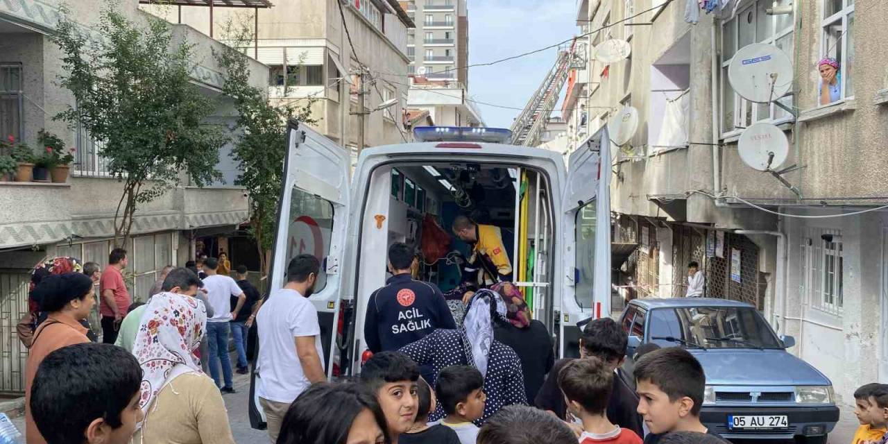 Küçükçekmece’de 3 Katlı Binada Çıkan Yangın Paniğe Neden Oldu