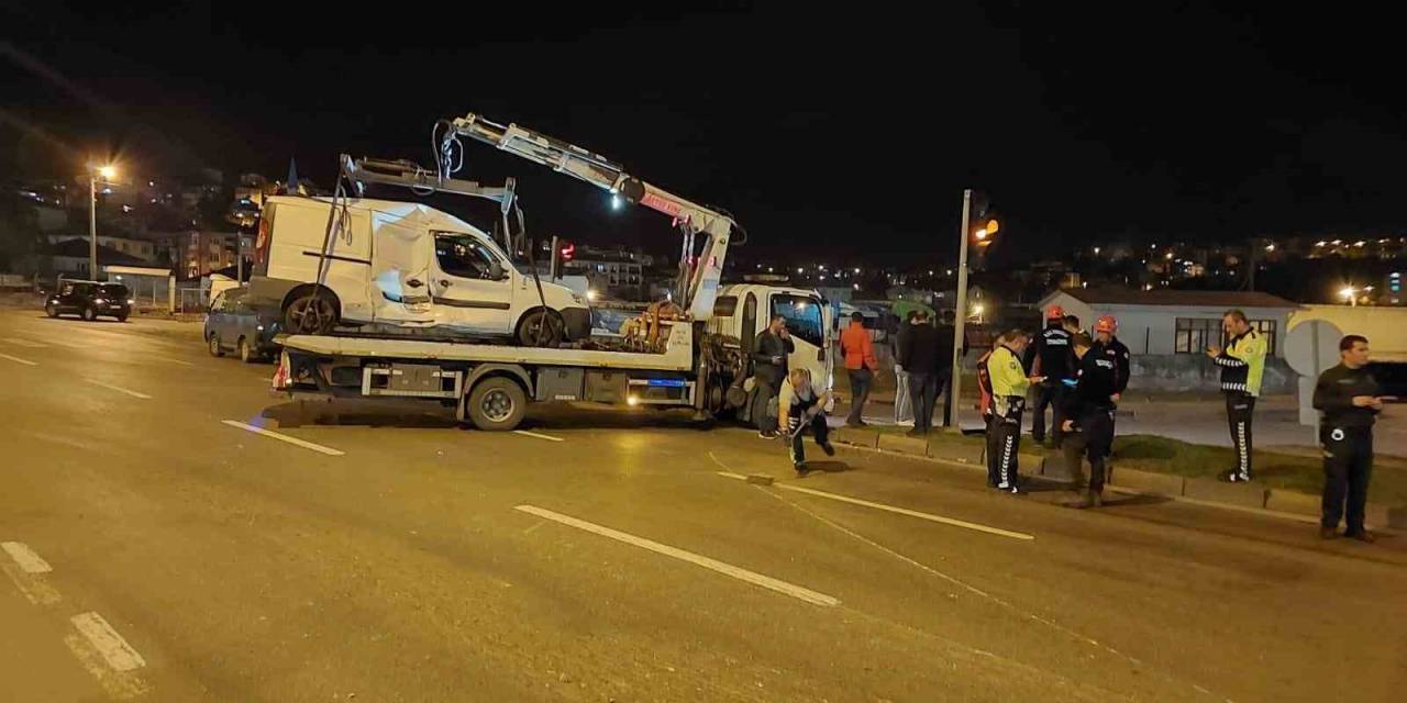 Tır İle Ticari Araç Çarpıştı: 1 Yaralı