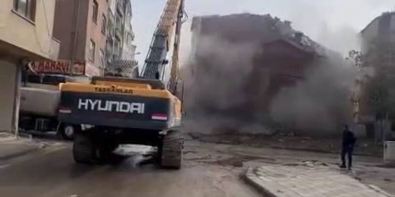 Biri Korna İle Yıkıldı, Diğeri Tek Dokunuşta Yerle Bir Oldu