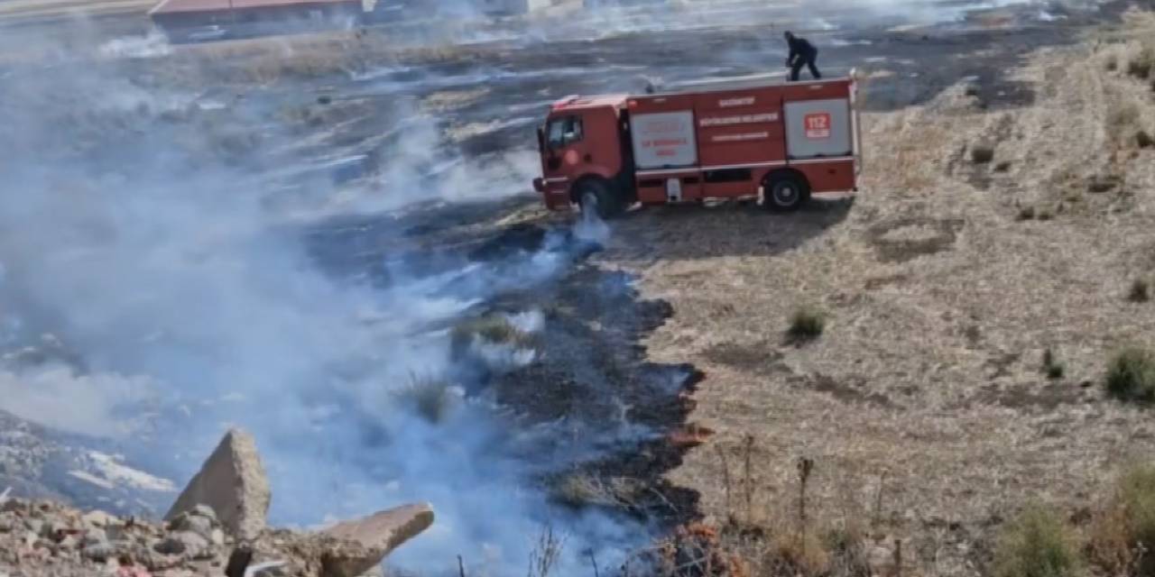 Akaryakıt İstasyonu Yakınındaki Yangın Paniğe Neden Oldu