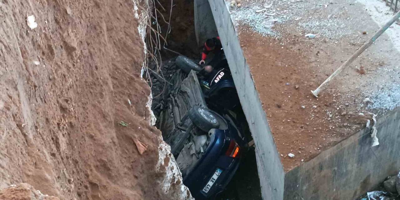 Trafiğe Kapalı Yola Giren Otomobil İnşaat Alanına Düştü: 4 Yaralı