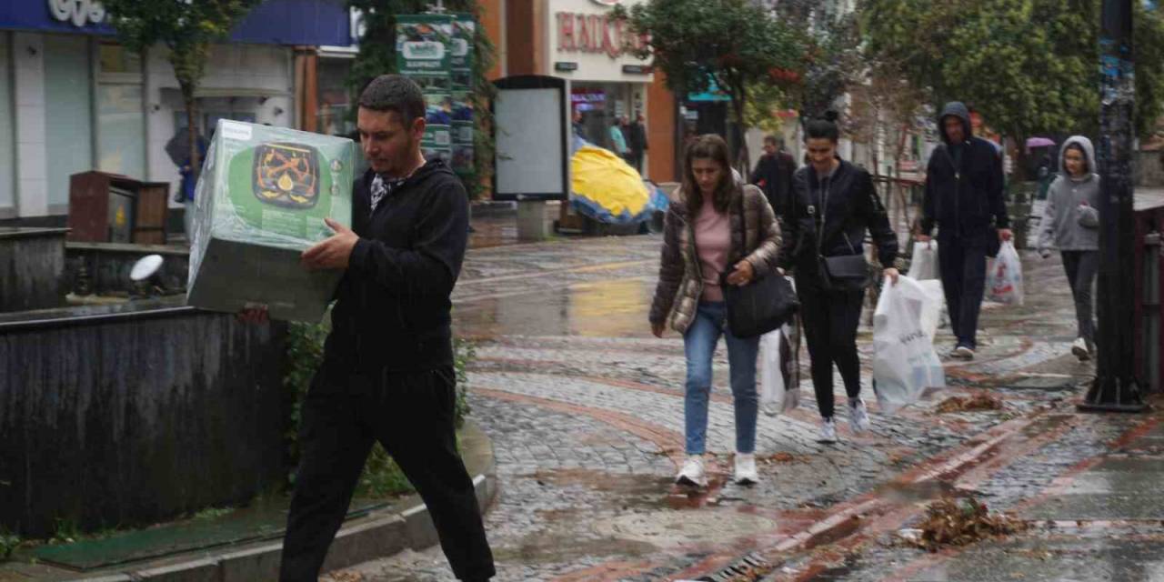 Edirne’de Fırtına Ve Sağanak Hayatı Olumsuz Etkiledi