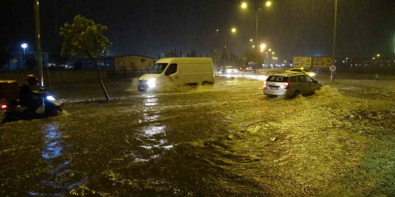 Çanakkale’de Cadde Ve Sokaklar Göle Döndü
