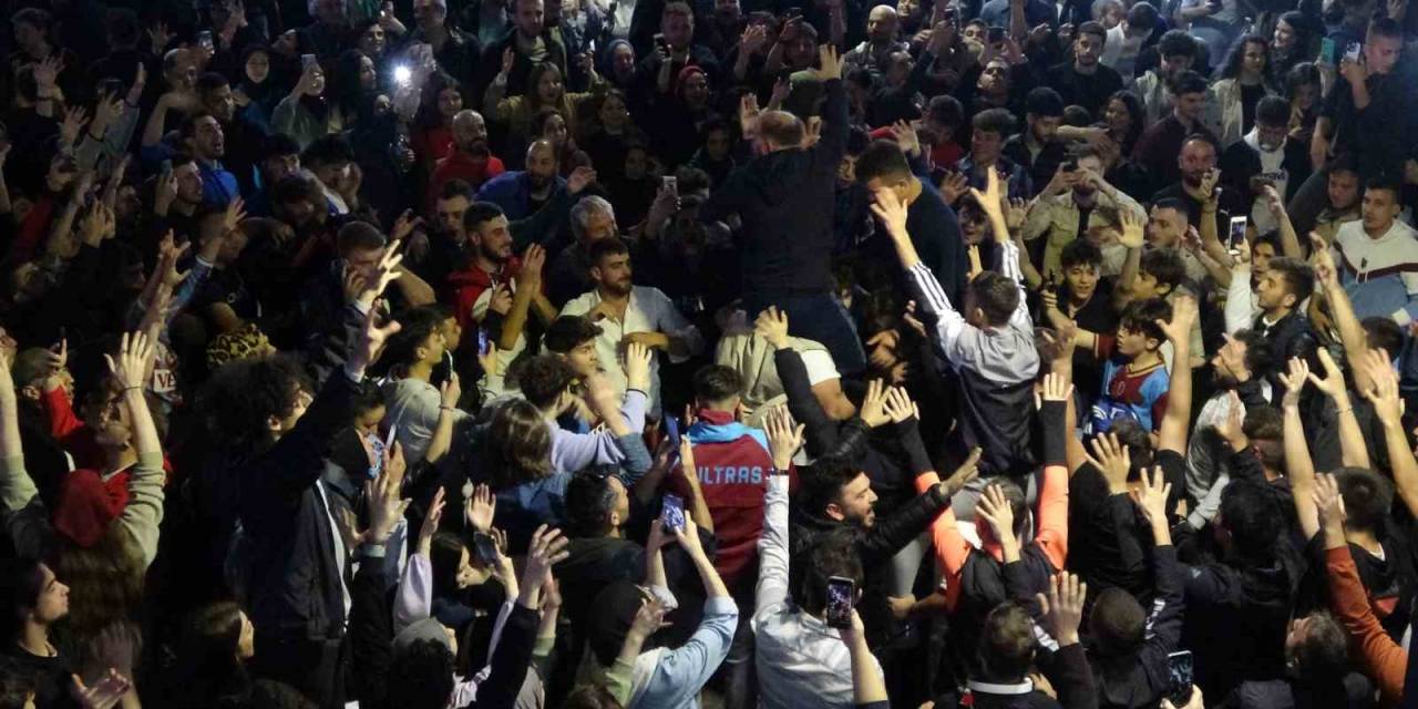 Trabzonsporlu Taraftarlar, Fenerbahçe Galibiyetini Kutladı