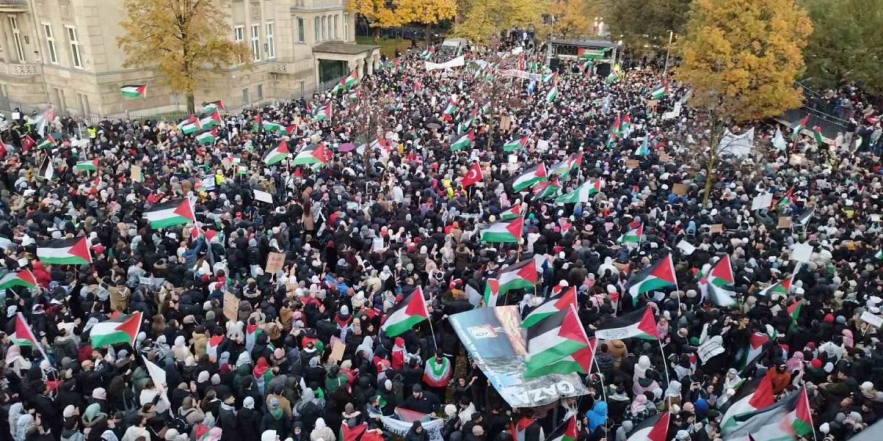Almanya’da Filistin’e Destek Yürüyüşü: “Çocuklar Uyurken Sessiz Olun, Ölürken Değil”