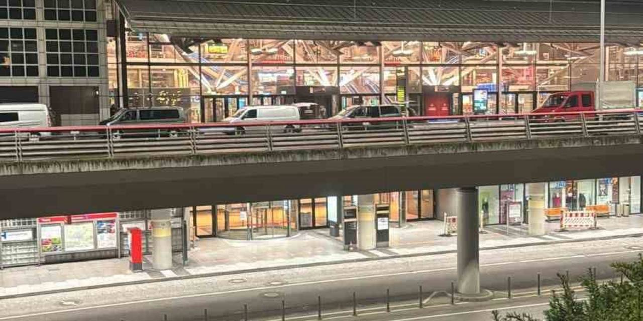 Hamburg Havalimanı’nda Silahlı Bir Kişi Arabayla Aprona Girdi