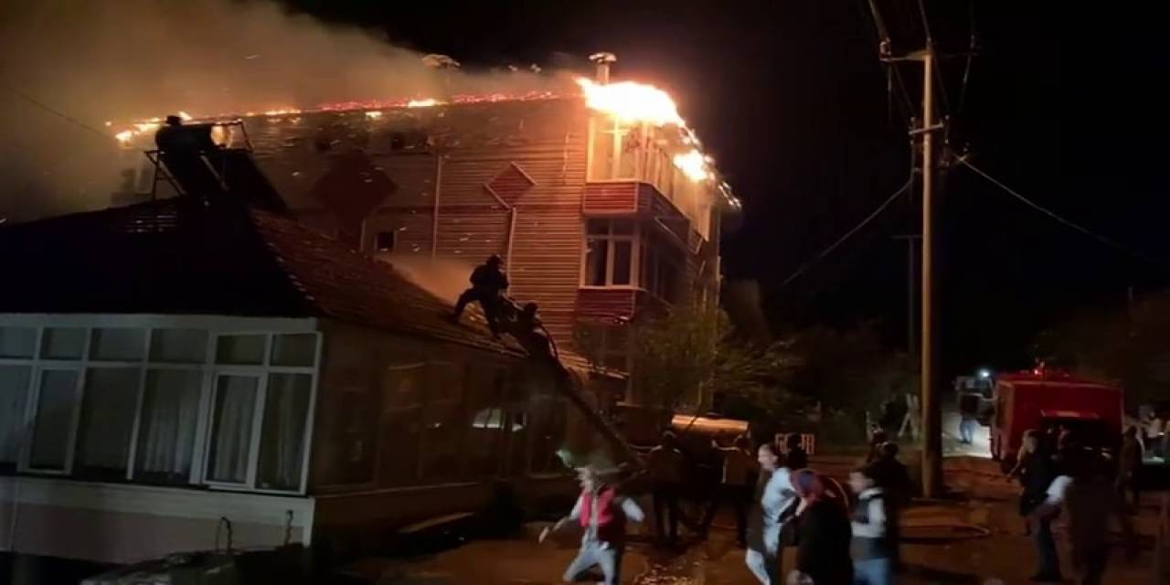 Kalorifer Bacasında Çıkan Yangın Geceyi Aydınlattı