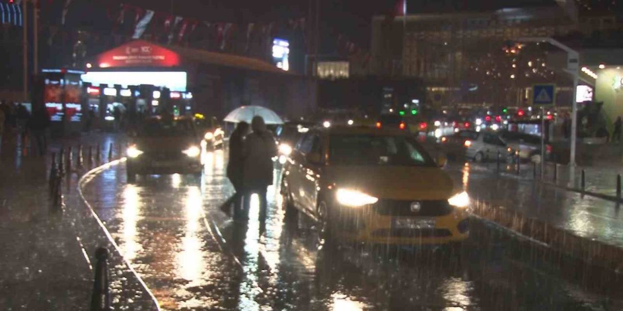 İstanbul’da Gök Gürültülü Sağanak Yağış Etkili Oluyor