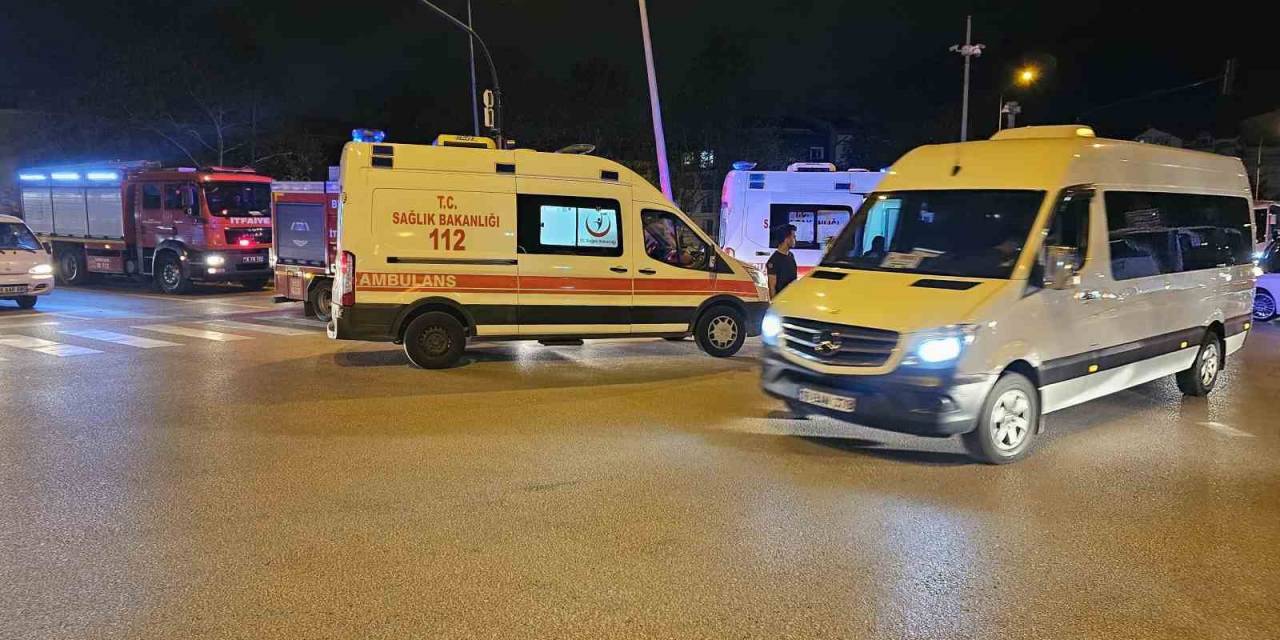 Kırmızı Işıkta Geçen Otomobil Ticari Taksiye Çarptı: 6 Yaralı