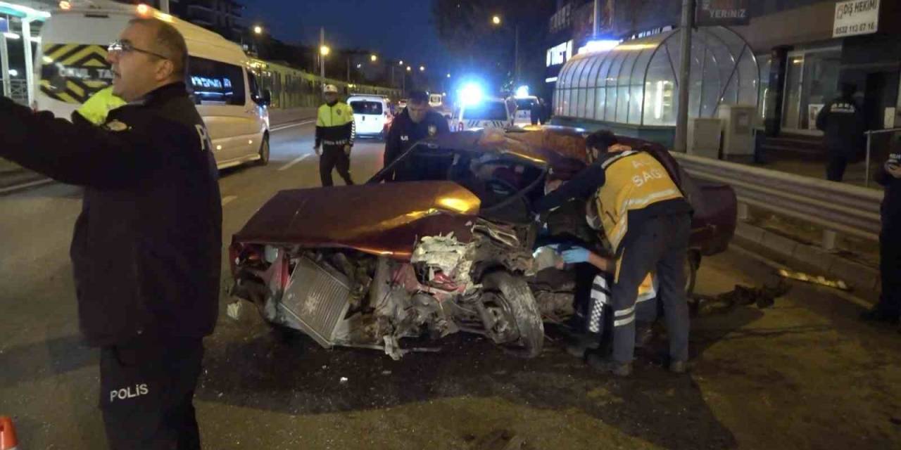Otomobil Bursaray’ın Bariyerine Çarptı: 2 Yaralı