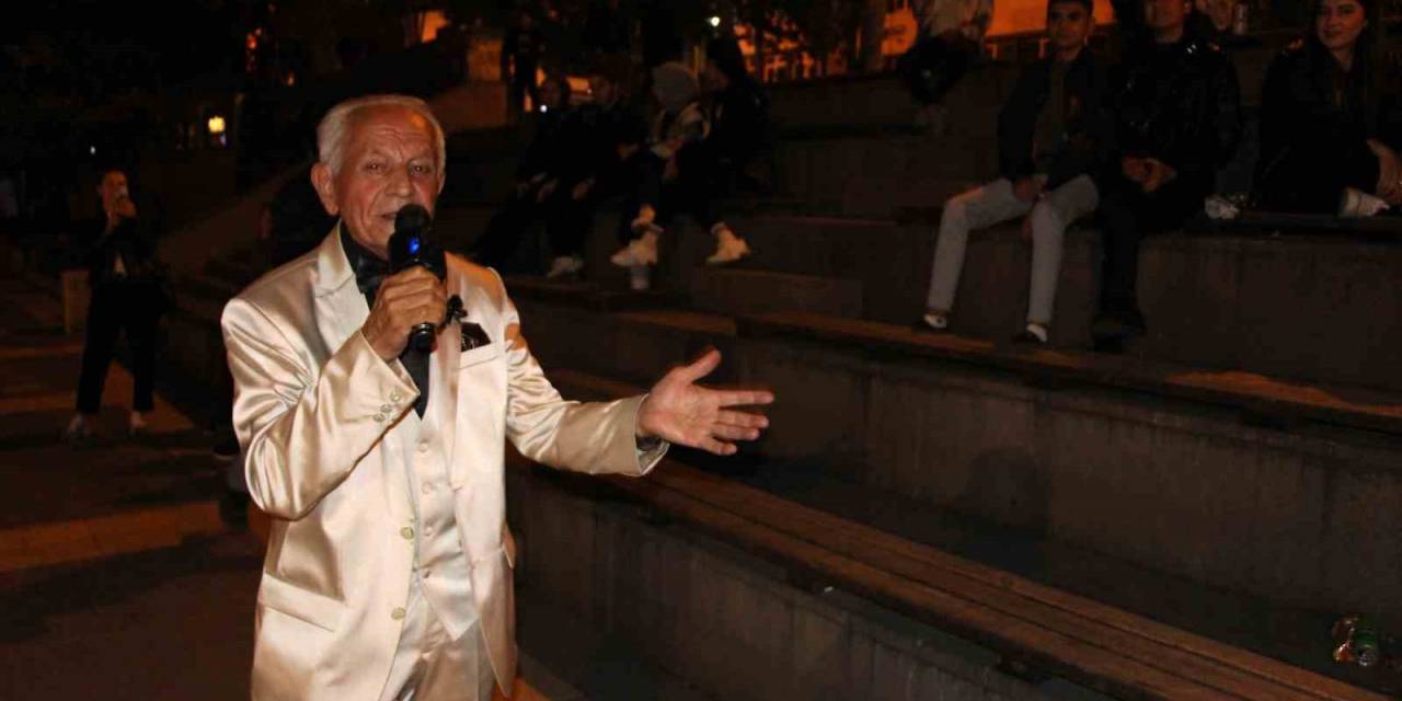 Amasyalı İsmail Dededen Her Akşam Sokakta Konser
